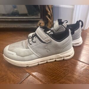 Boys youth on cloud running  size 2